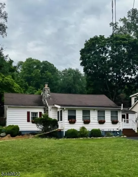 15 Lakeview Rd, Sparta, NJ 07871