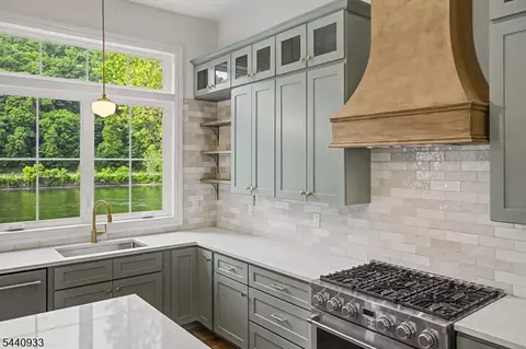 159 Byram Ln, Stockton, NJ 08559