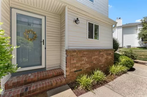 301 Saddle Ct, Flemington, NJ 08822