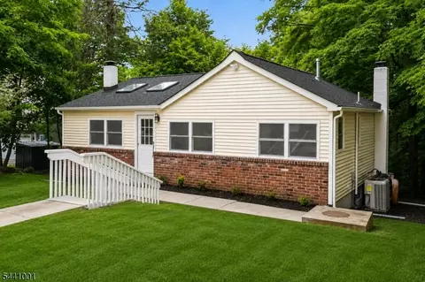 30 Belford Dr, Hewitt, NJ 07421
