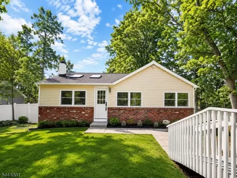 30 Belford Dr, Hewitt, NJ 07421