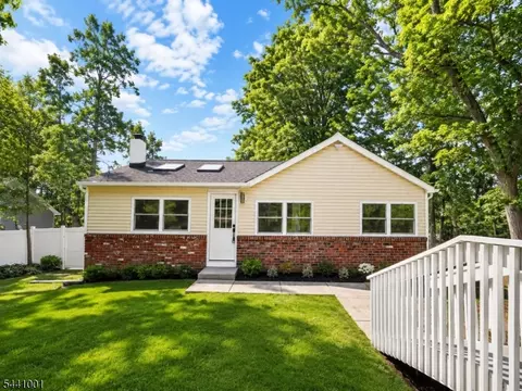 30 Belford Dr, Hewitt, NJ 07421