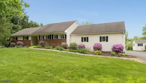 7 Sunshine Dr, Pittstown, NJ 08867