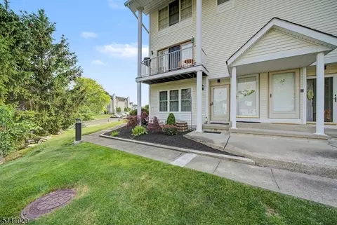 12 Amherst Ct, Hamburg, NJ 07419