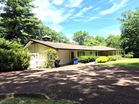 35 Sequoia Dr, Watchung, NJ 07069