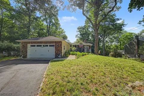 29 Minnehaha Blvd, Oakland, NJ 07436