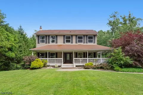 16 Horace Rd, Oak Ridge, NJ 07438