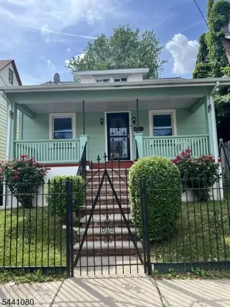 19 Mead St, Newark, NJ 07106