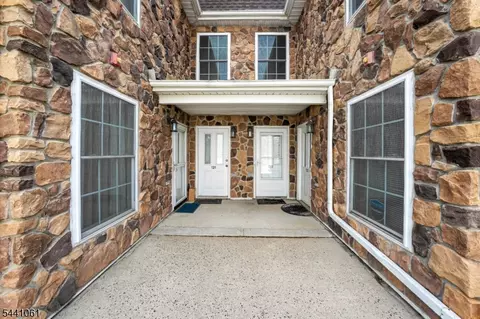 123 Chariot Ct, Piscataway, NJ 08854