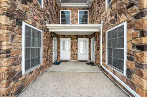 123 Chariot Ct, Piscataway, NJ 08854