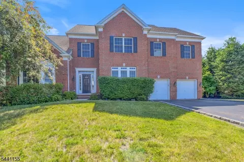 16 Commanders Ct, Totowa, NJ 07512