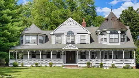 10 Mountain View Dr, Chester, NJ 07930