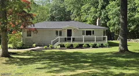 3 Thomas Dr, Hackettstown, NJ 07840