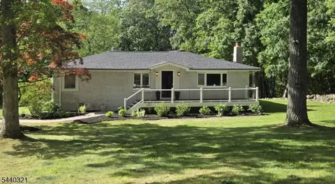 3 Thomas Dr, Hackettstown, NJ 07840