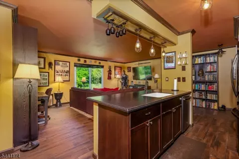 18 Steeplechase Ct, Somerset, NJ 08873
