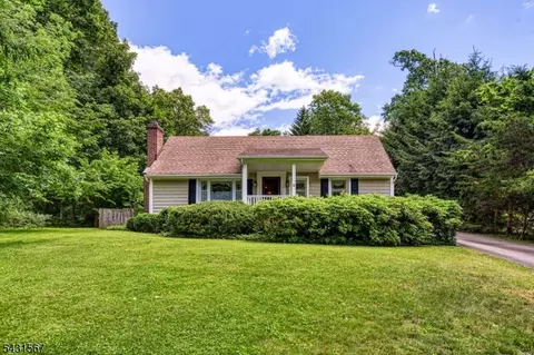 28 Saw Mill Rd, Warren, NJ 07059