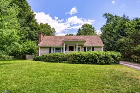 28 Saw Mill Rd, Warren, NJ 07059