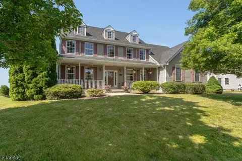 208 Curtis Ct, Stewartsville, NJ 08886
