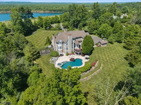 22 High Hill Ct, Basking Ridge, NJ 07920