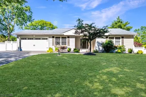 6 Wood Lake Dr, Piscataway, NJ 08854