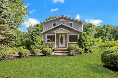 32 Bellows Ln, Towaco, NJ 07082