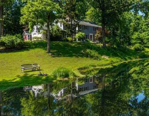 7 Farview Dr, Annandale, NJ 08801