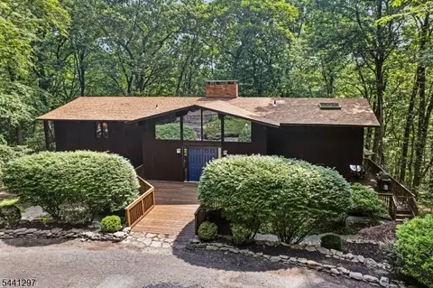 6 Farm Rd, Chester, NJ 07930