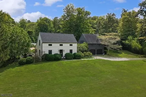 2 Schoolhouse Ln, Lebanon, NJ 08833