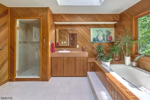 Bath - 5 Thads Hill Rd, Hampton, NJ 08827 photo 1 of 6