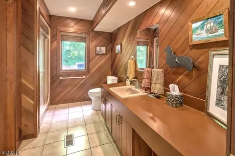 Bath - 5 Thads Hill Rd, Hampton, NJ 08827 photo 2 of 6