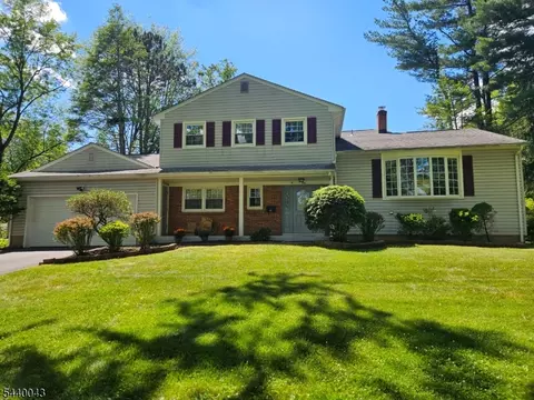 2 Vermont Ct, Lake Hiawatha, NJ 07034