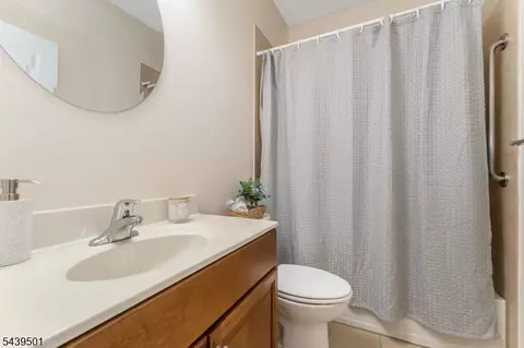 Bath - 76 Samson Dr, Flemington, NJ 08822 photo 3 of 4