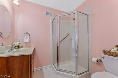 Bath - 76 Samson Dr, Flemington, NJ 08822 photo 4 of 4