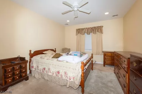 Bedroom - 139 Mohawk Trl, Wayne, NJ 07470 photo 4 of 5