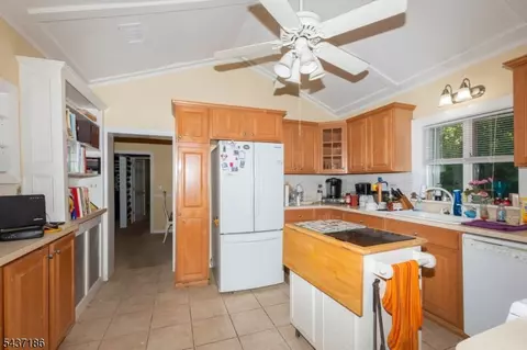 Kitchen - 139 Mohawk Trl, Wayne, NJ 07470 photo 1 of 1