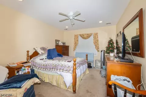 Bedroom - 139 Mohawk Trl, Wayne, NJ 07470 photo 5 of 5