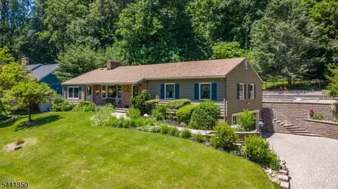 36 Leamoor Dr, Morris Plains, NJ 07950