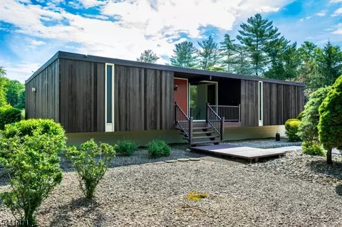 34 Henderson Rd, Kendall Park, NJ 08824