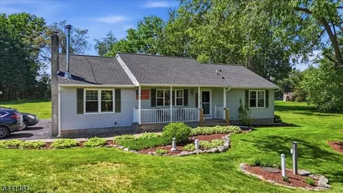 3 Countryside Rd, Columbia, NJ 07832