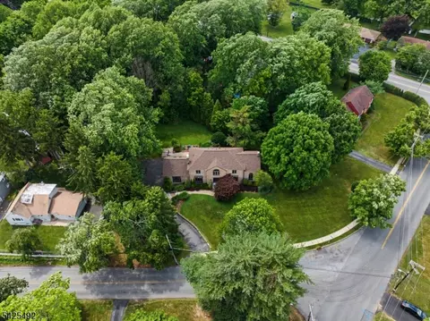 4 Unneberg Ave, Succasunna, NJ 07876