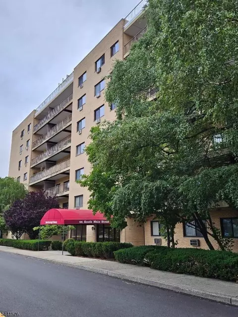 44 S Main St #6J, Lodi, NJ 07644