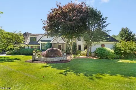 9 Pitney Dr, Mendham Twp, NJ 07945