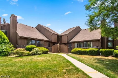 261 Kingsberry Dr, Somerset, NJ 08873
