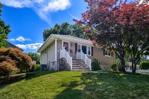 30 Heather Ln, Bloomingdale, NJ 07403