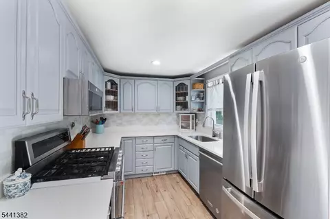 19 Glenview Dr, West Orange, NJ 07052
