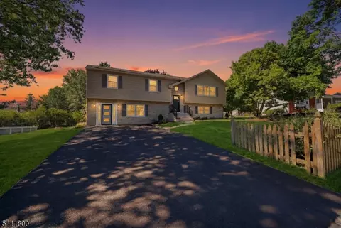 44 Stonehenge Dr, Phillipsburg, NJ 08865