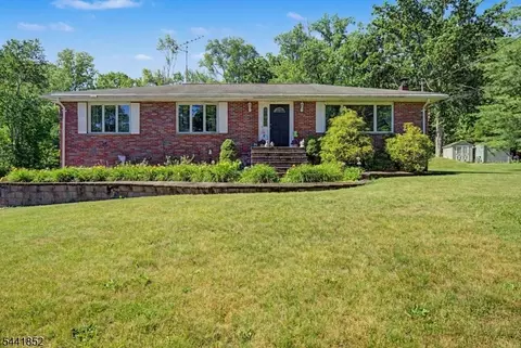 10 Rita Ln, Oak Ridge, NJ 07438