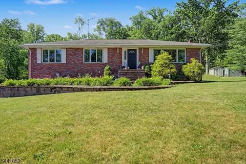 10 Rita Ln, Oak Ridge, NJ 07438