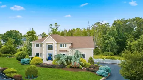 15 Nicki Ct, Parsippany, NJ 07054
