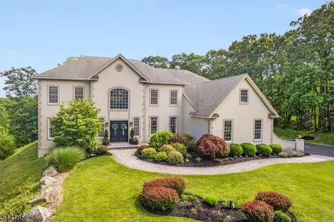 29 Crownview Ct, Sparta, NJ 07871